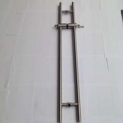 Single sided lockable ladder pull handle lock